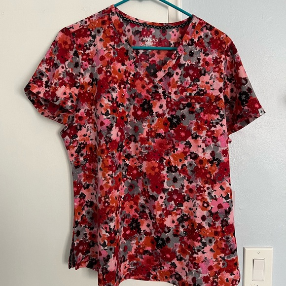Beyond scrubs women’s top size medium NWT - Picture 2 of 2